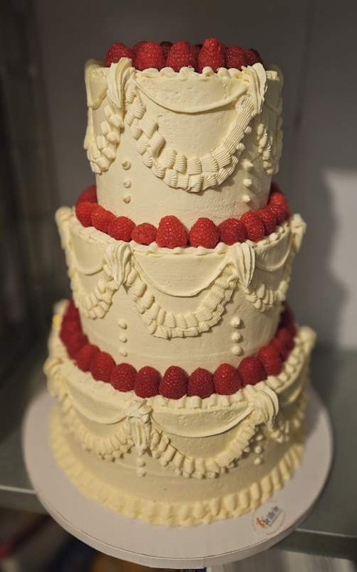 creme weiße Torte mit Früchten